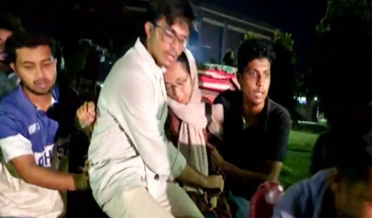 আন্দোলনরত শিক্ষার্থীদের উপর বহিরাগতদের হামলার অভিযোগ