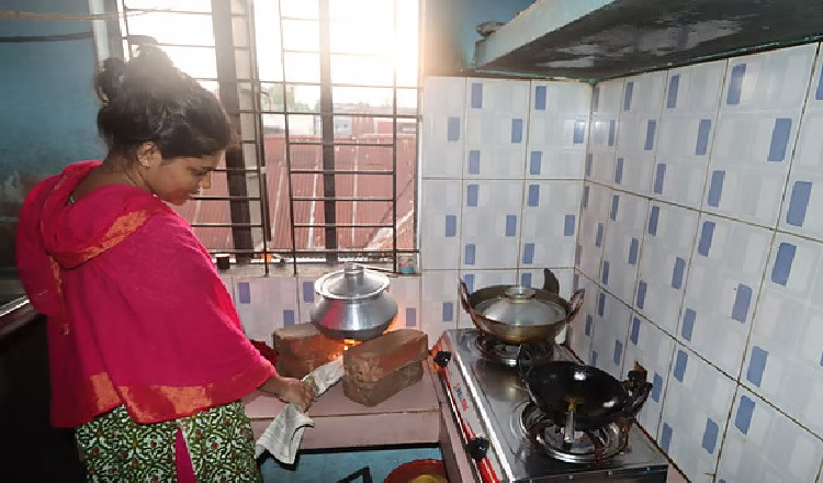 আমদানি হ্রাসে এলপিজির তীব্র সংকট: দ্বিগুণ দামেও মিলছে না গ্যাস