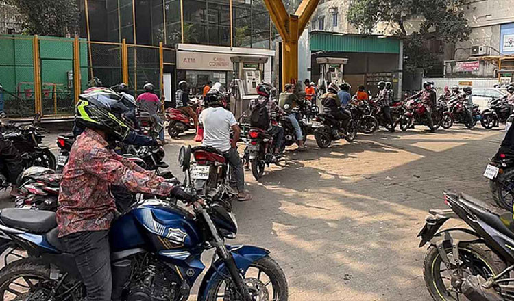 তেল সংকটের আশঙ্কায় পাম্পে ভিড়, বিক্রিতে সীমা নির্ধারণ