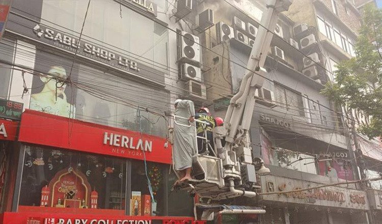 মিরপুরে ভবনে আগুন, নিয়ন্ত্রণে ফায়ার সার্ভিসের ৬ ইউনিট