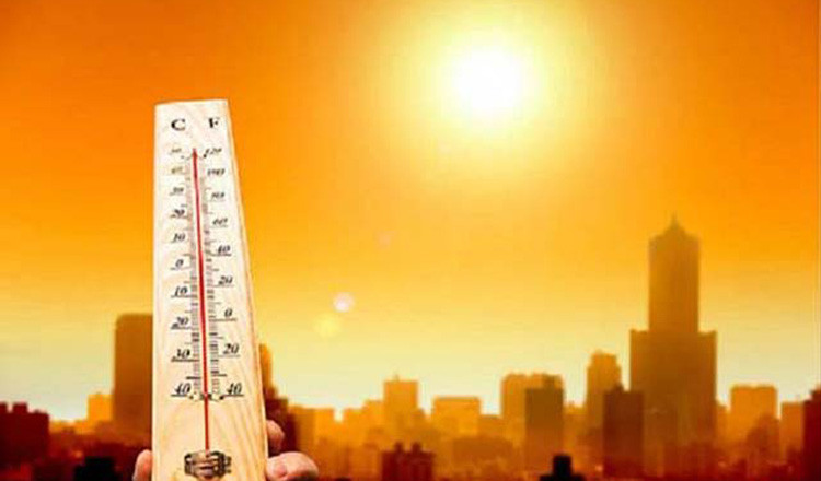 বইছে তাপপ্রবাহ, ভ্যাপসা গরমে অতিষ্ঠ জনজীবন