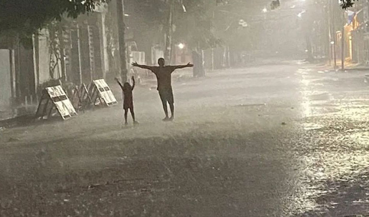 রাজধানীসহ বিভিন্ন এলাকায় স্বস্তির বৃষ্টি, কমলো তাপদাহের তীব্রতা