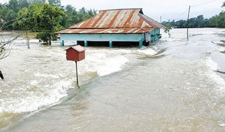 ভারি বৃষ্টিতে তিন জেলায় বন্যার শঙ্কা