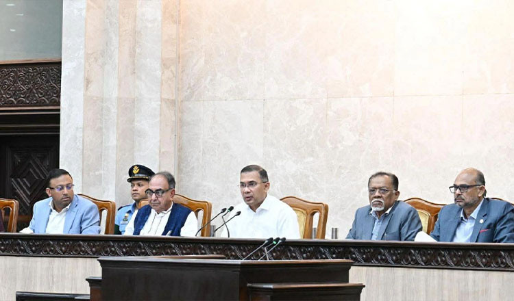 সরকারি ছুটির দিনেও অফিস করলেন প্রধানমন্ত্রী