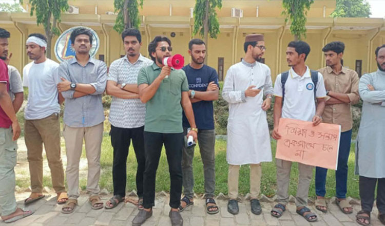রাবিতে শিক্ষার্থীকে ছুরিকাঘাত, প্রতিবাদে বিক্ষোভ