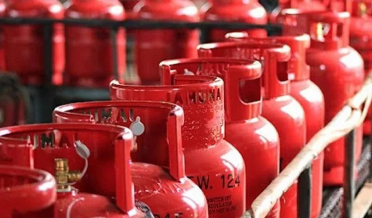 বেশি দামেই কিনতে হচ্ছে এলপিজি সিলিন্ডার
