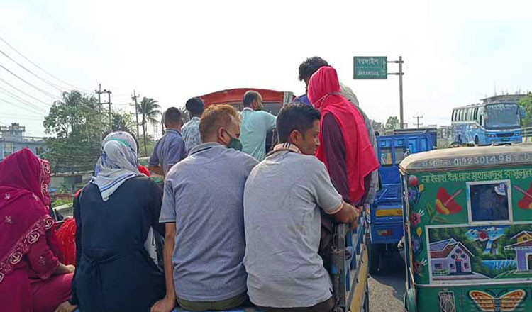 বাড়তি ভাড়ায় বিপাকে যাত্রী, ট্রাকেই ঝুঁকিপূর্ণ ঈদযাত্রাবাড়তি ভাড়ায় বিপাকে যাত্রী, ট্রাকেই ঝুঁকিপূর্ণ ঈদযাত্রা