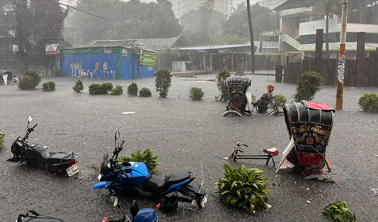 মাত্র ৬ মিমি বৃষ্টিতেই চট্টগ্রামে তীব্র জলাবদ্ধতা