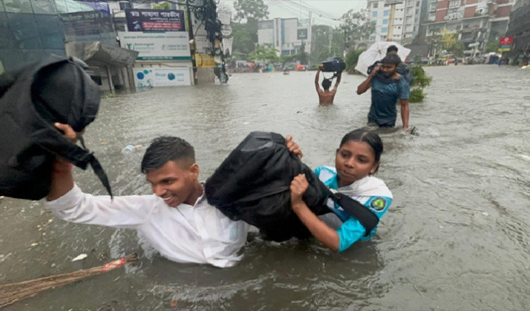 আবারও বৃষ্টিতে ডুবল চট্টগ্রাম, হাঁটুসমান পানিতে জনদুর্ভোগ