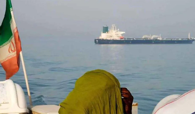 অবরোধের মাঝেই হরমুজ পাড়ি দিল ইরানের সুপার ট্যাংকার
