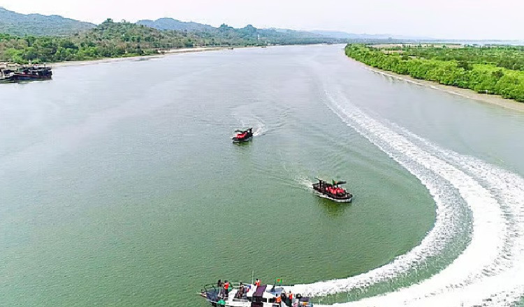 নাফ নদীতে মিয়ানমারের গুলিতে দুই কিশোর আহত