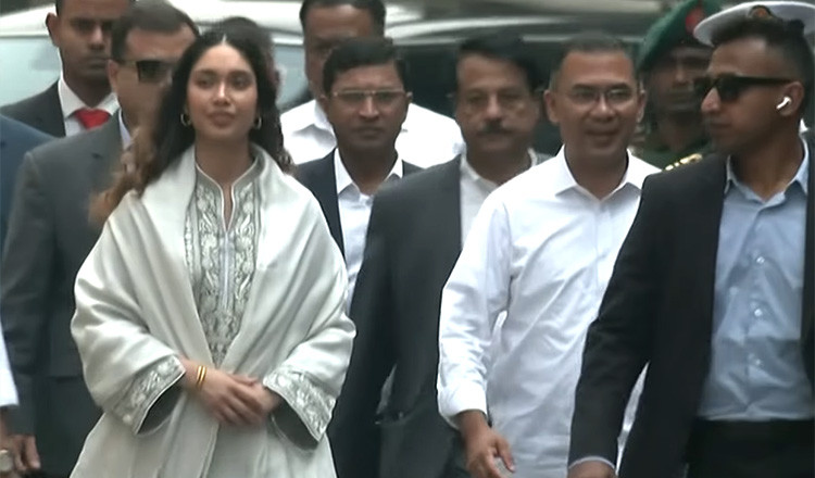 সচিবালয় থেকে হেঁটে একুশে পদক অনুষ্ঠানে গেলেন প্রধানমন্ত্রী