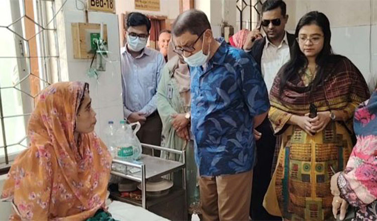 হঠাৎ স্বাস্থ্য কমপ্লেক্সে স্বাস্থ্যমন্ত্রী, চিকিৎসক অনুপস্থিতিতে ক্ষোভ