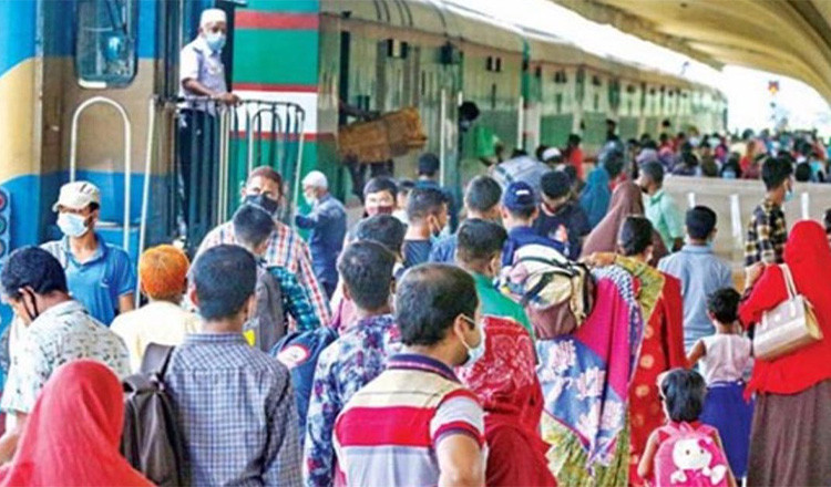 রেল স্টেশনে উপচে পড়া ভিড় ঘরমুখো মানুষের