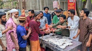 অসহায় মানুষের মাঝে ছাত্রদলের বিতরণ