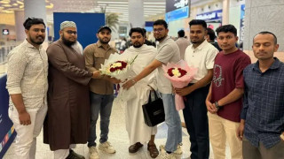 ওমরাহ করতে সৌদি আরব পৌঁছেছেন নাহিদ ইসলাম