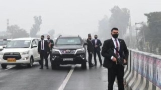 কৃষকদের বিক্ষোভে আটকা পড়লেন নরেন্দ্র মোদি