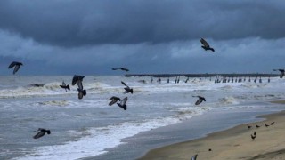 সাগরে গভীর নিম্নচাপ, ধেঁয়ে আসছে ‘অশনি’
