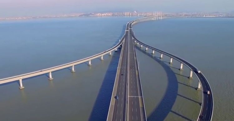 বিশ্বের সর্ববৃহৎ দানবীয় সেতু চীনে