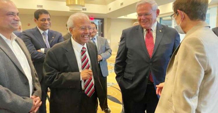 অপ্রতিরোধ্য গতিতে এগিয়ে চলেছে বাংলাদেশ: মার্কিন সিনেটর