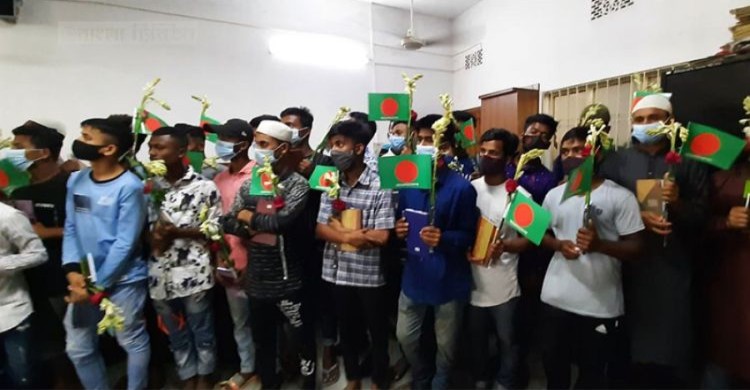 শাস্তির বদলে ৭০ শিশু-কিশোরকে উপহার দিলেন আদালত!