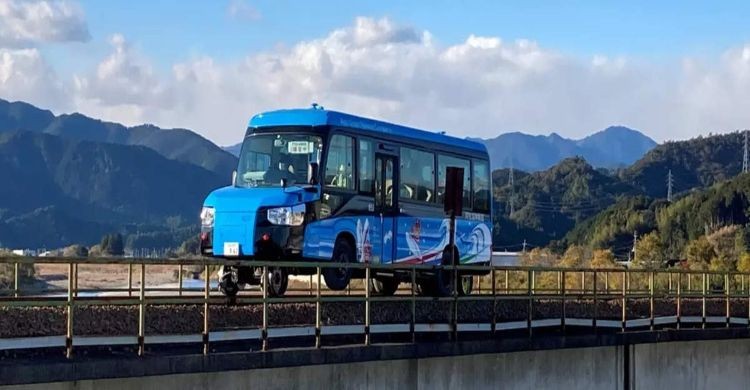 বিশ্বের প্রথম ডুয়েল মুড ‘বাস-ট্রেন’: তাক লাগিয়ে দিল জাপান